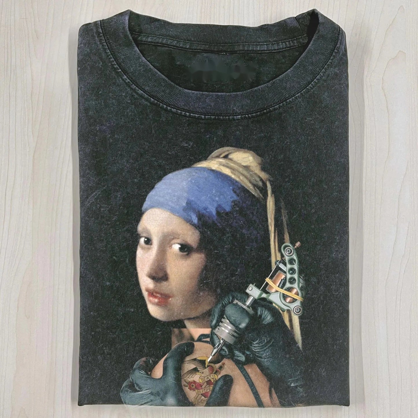 HET MEISJE MET DE PAREL T-SHIRT