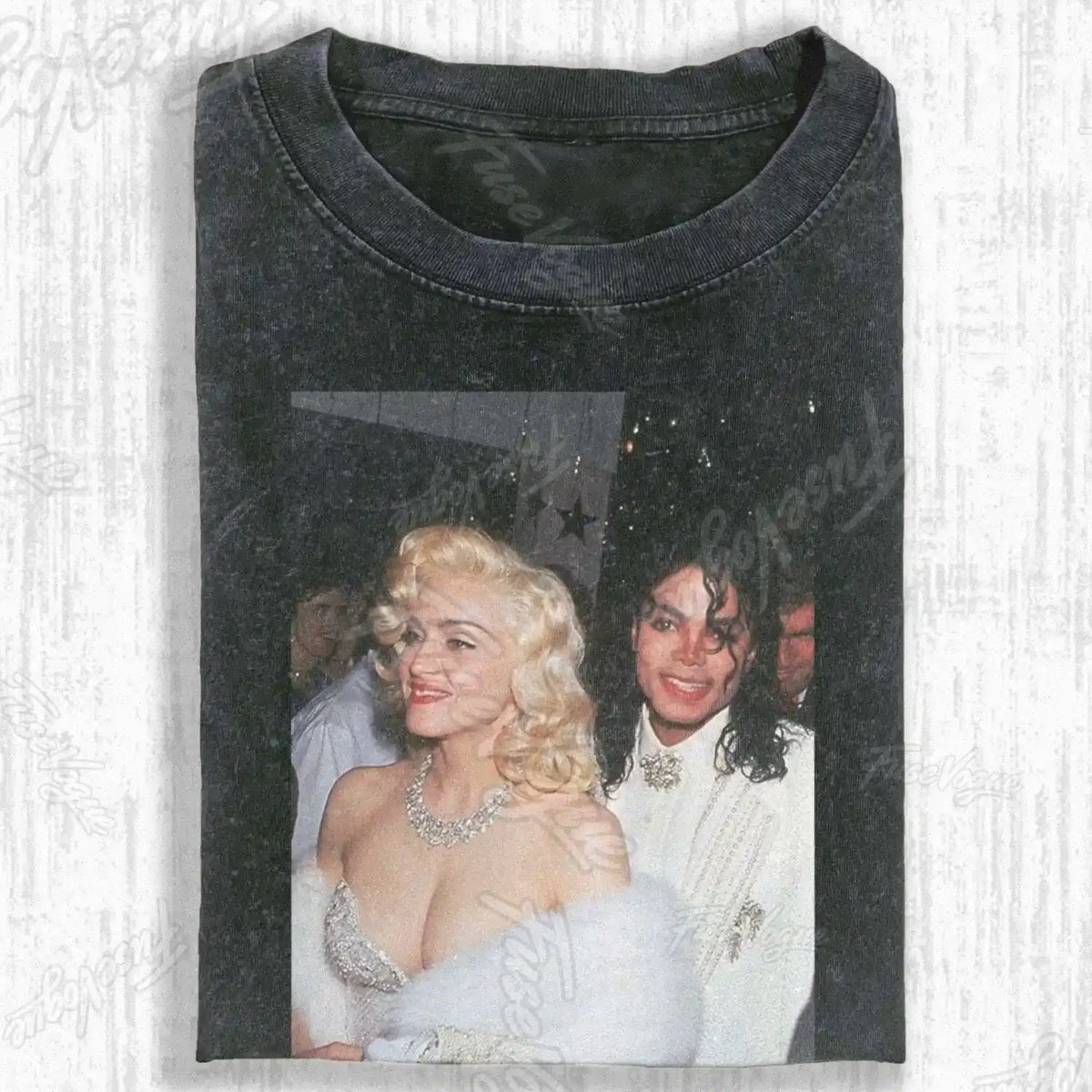 CLASSIC RED‑CARPET SHOT T-SHIRT - FUSEVOGUE