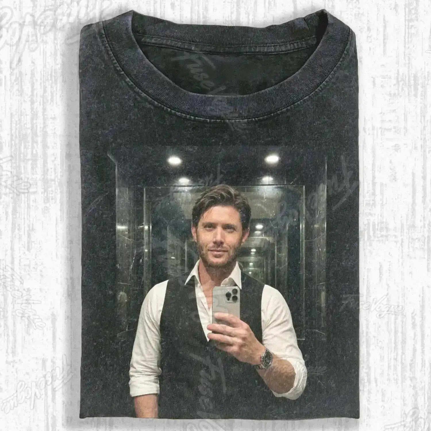 MINIMALIST ELEGANT MAN SELFIE T-SHIRT - FUSEVOGUE